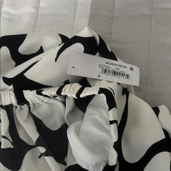 NWT NORDSTROM RACK
Wide Leg black and white,
Crop Pants Size M - Picture 16 of 17